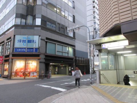 駅出入口~ビル