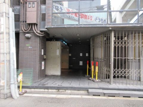南側、出入口