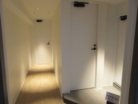 男女別、トイレ出入口