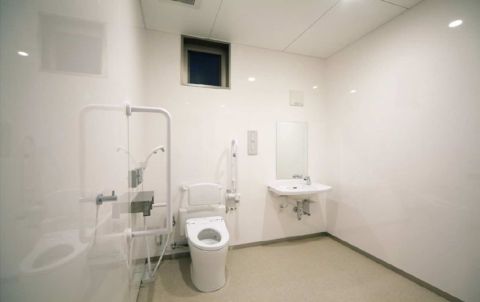 1階、身体障害者向きトイレ