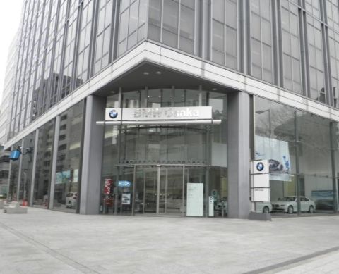 1階、BMW ショールーム