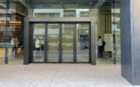 1階、南側出入口ドア