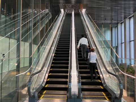 オフィスロビー直通エスカレータ