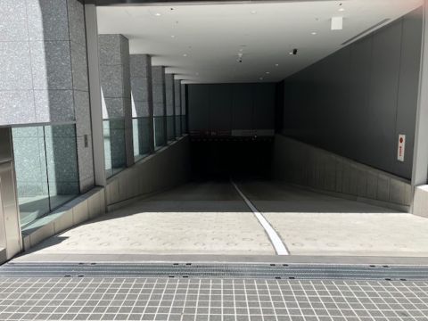 駐車場、出入口