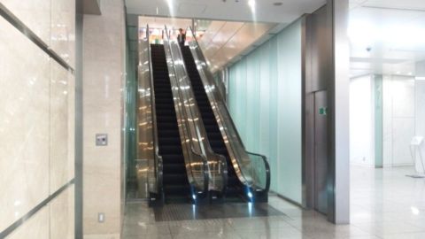 共用エスカレーター