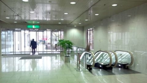 地下からのエスカレーター