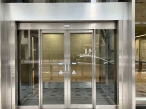 1階、正面出入口【自動ドア】