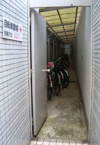 1階、駐輪場