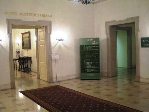 B1エントランス・オフィス右・ホテル左、出入口