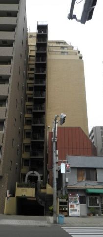 駐車場側、外観