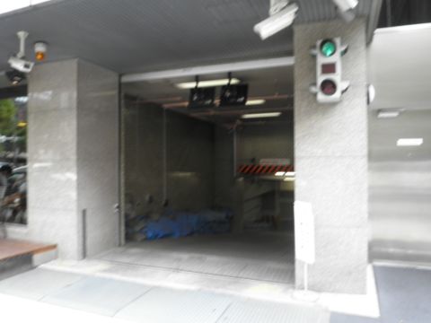 駐車場、出入口