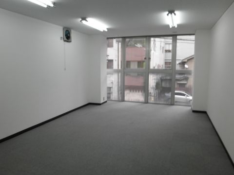 室内、201号室