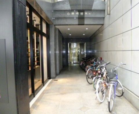 1階、正面 駐輪場