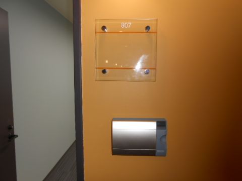 貸室案内板、警備