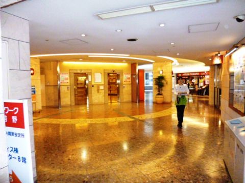 B1 駅、直結エントランス