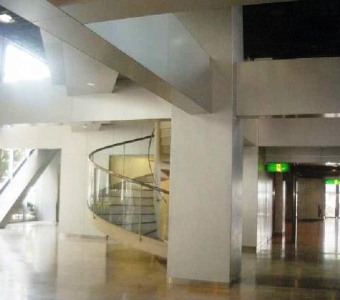 1階、エントランス内