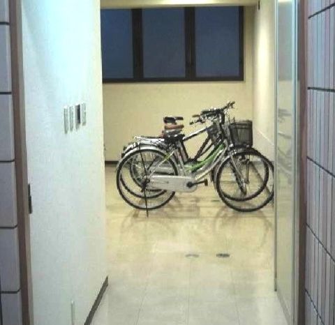 1階、奥 駐輪場
