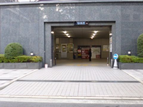 駐車場、東側出入口