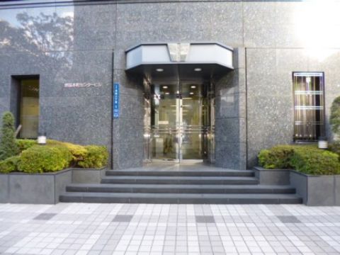 西側、通用口