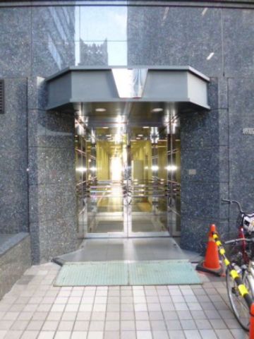東側、通用口