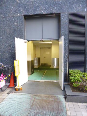 荷物搬入用EV出入口
