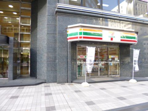 1階、玄関 東側にコンビニ