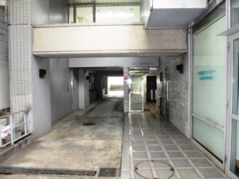玄関&駐車場