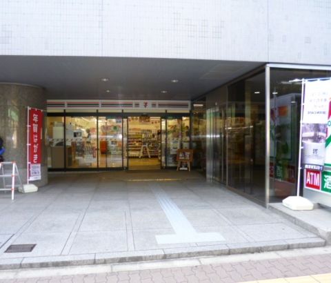 1階、コンビニ