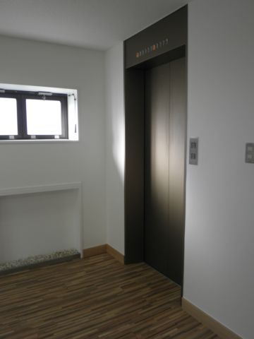 各階、EVホール