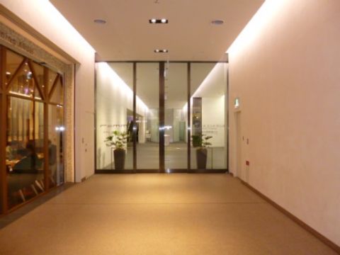 オフィス棟、出入口