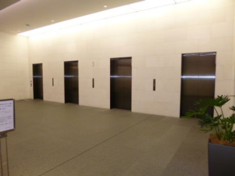 オフィス棟、エレベーターホール