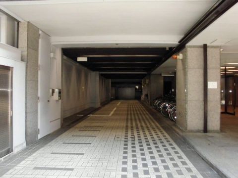 1階、駐車場&駐輪場