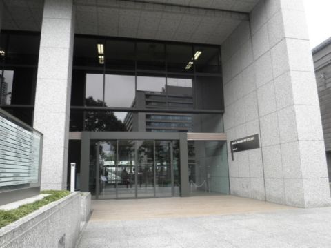 1F玄関、南側