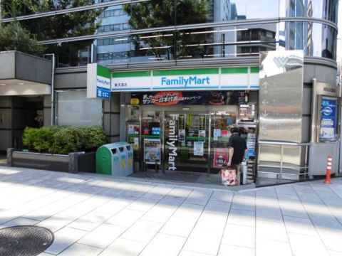 1階、コンビニ