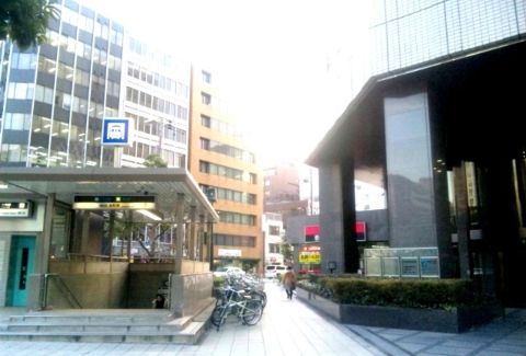 駅、通用口