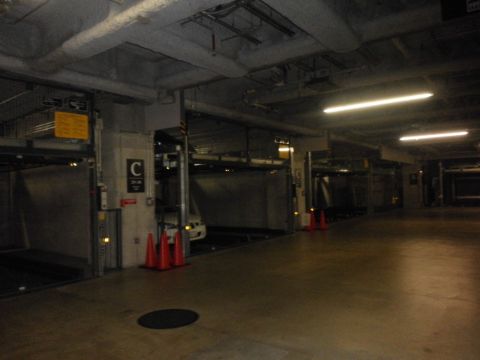 B1階、駐車場