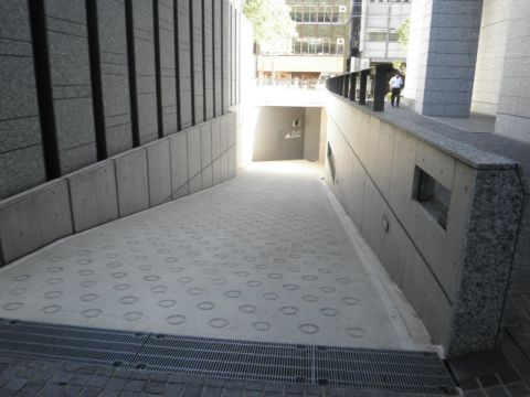 駐車場、入口