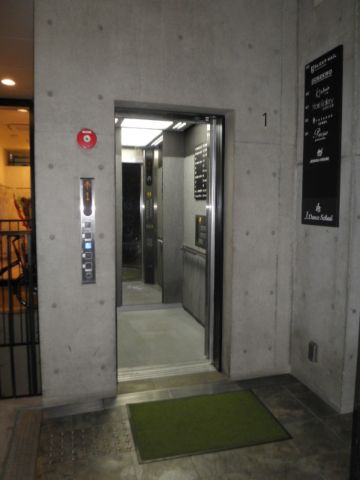 1階、EVホール