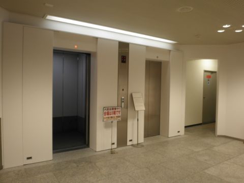 1階、EVホール