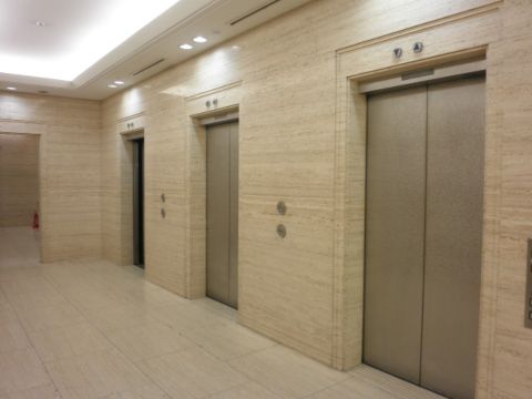 1階、EVホール