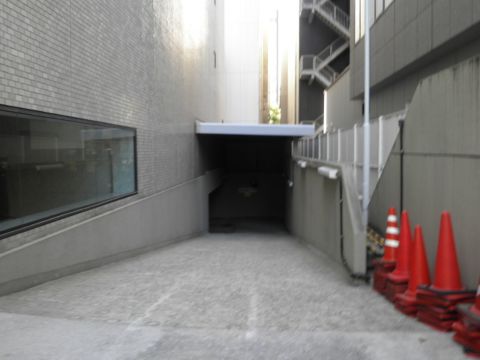 駐車場、入口