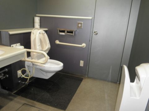 1階、車椅子対応トイレ