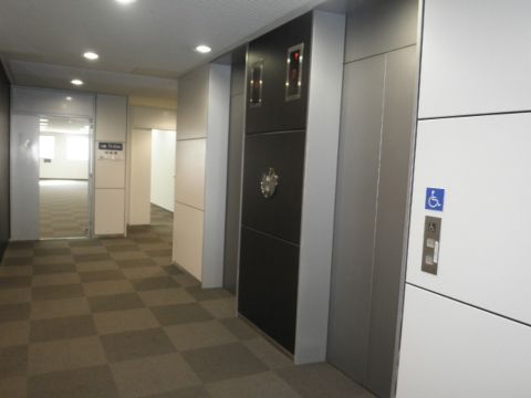 各階、EVホール