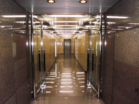 1階、エントランス内&EVホール