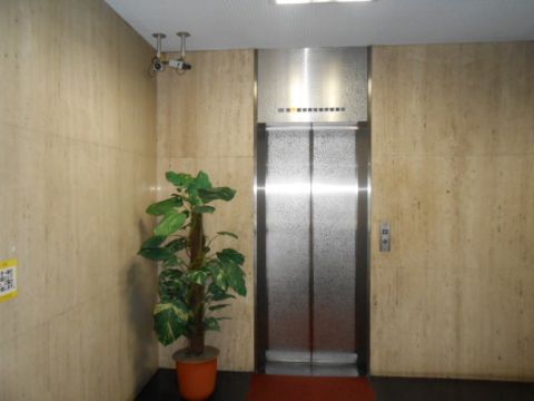 1階、EVホール