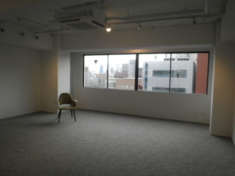 室内、9階