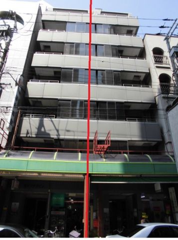 外観②(赤線の右側のビル